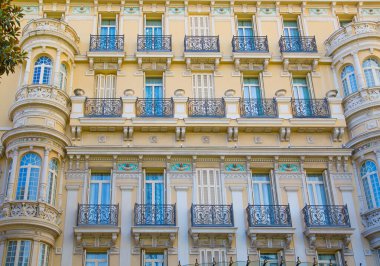 Monaco, Monte Carlo - 17 Eylül 2023: Monako 'nun güzel mimarisi, tarihi bina cephesi, Monte Carlo