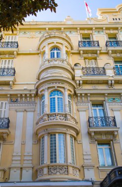 Monaco, Monte Carlo - 17 Eylül 2023: Monako 'nun güzel mimarisi, tarihi bina cephesi, Monte Carlo