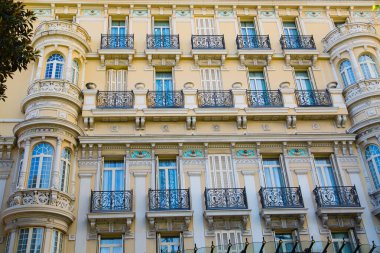 Monaco, Monte Carlo - 17 Eylül 2023: Monako 'nun güzel mimarisi, tarihi bina cephesi, Monte Carlo