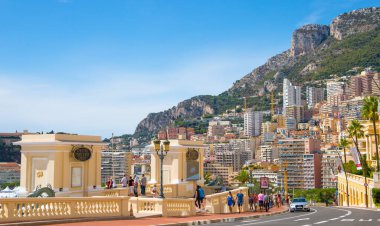 Monaco, Monte Carlo - 17 Eylül 2023: Monte Carlo, Grand Casino tepesinden manzara