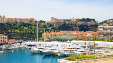 Monaco, Monte Carlo - 17 Eylül 2023: Liman ve lüks yatları ve yelkenli tekneleri olan Monte Carlo şehri. Monako Prensliği.