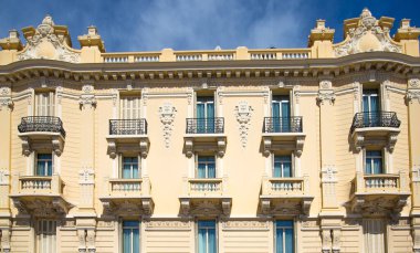 Monaco, Monte Carlo - 17 Eylül 2023: Monako 'nun güzel mimarisi, tarihi bina cephesi, Monte Carlo