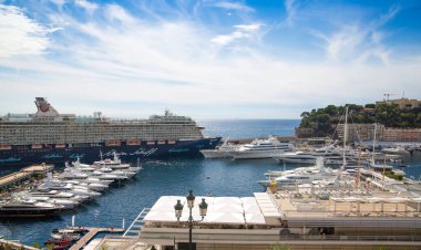 Monaco, Monte Carlo - 17 Eylül 2023: Liman ve lüks yatları ve yelkenli tekneleri olan Monte Carlo şehri. Monako Prensliği.