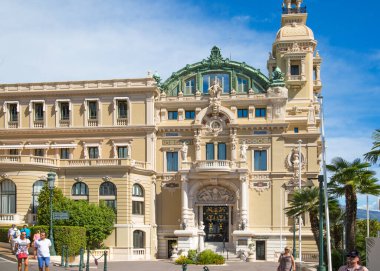 Monaco, Monte Carlo - 17 Eylül 2023: Güneşli bir günde Grand Casino manzarası 