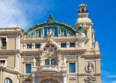 Monaco, Monte Carlo - 17 Eylül 2023: Güneşli bir günde Grand Casino manzarası 