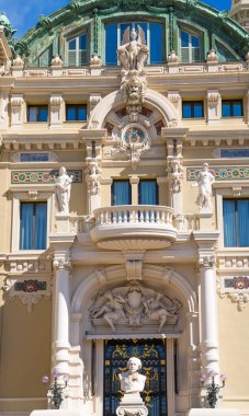 Monaco, Monte Carlo - 17 Eylül 2023: Güneşli bir günde Grand Casino manzarası 