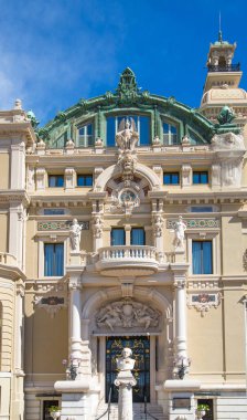 Monaco, Monte Carlo - 17 Eylül 2023: Güneşli bir günde Grand Casino manzarası 