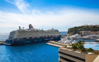 Monaco, Monte Carlo - 17 Eylül 2023: Liman ve lüks yatları ve yelkenli tekneleri olan Monte Carlo şehri. Monako Prensliği.