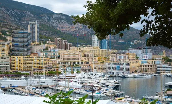 Monaco, Monte Carlo - 15 Eylül 2023: Monako Prensliğinde Günbatımı. Limanın ve Monte Carlo şehrinin lüks yatları ve yelkenli tekneleri var.