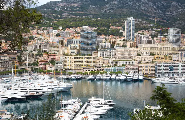 Monaco, Monte Carlo - 15 Eylül 2023: Monako Prensliğinde Günbatımı. Limanın ve Monte Carlo şehrinin lüks yatları ve yelkenli tekneleri var.