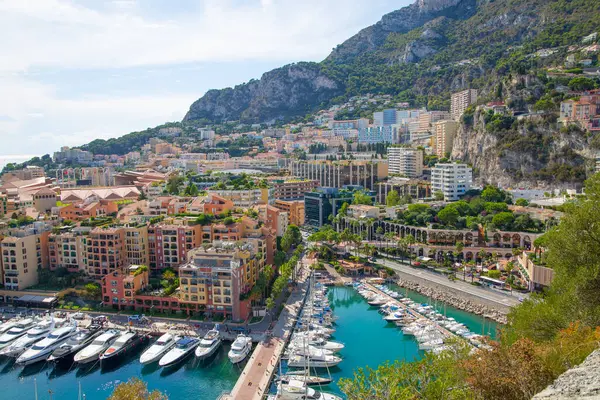 Monaco, Monte Carlo - 17 Eylül 2023: lüks tekneleri ve yatları olan Monaco Limanı 'ndaki panoramik manzara. Monako şehri manzarası