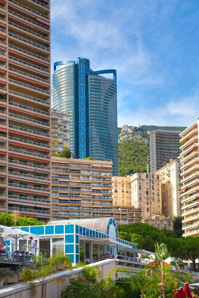 Monaco, Monte Carlo - 17 Eylül 2023: Princesse Grace Bulvarı manzaralı deniz kenarında apartman binaları