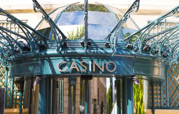 Monaco, Monte Carlo - 17 Eylül 2023: Güneşli bir günde Grand Casino manzarası 