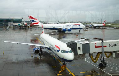 LONDON, İngiltere - 7 Nisan 2024: Heathrow havaalanı 5 terminalindeki British Airways uçağı kalkışa hazırlanıyor