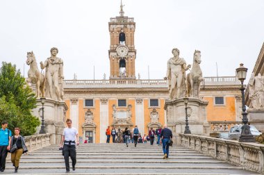 ROME, ITALY - 8 Nisan 2024 Capitoline Hill Meydanı Michelangelo tarafından tasarlandı. Meydan, saat kulesi ve Mark Aurelius 'un bronz heykeli olan neo klasik müzelerle çevrili.