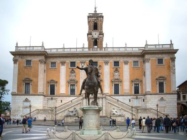 ROME, ITALY - 8 Nisan 2024 Capitoline Hill Meydanı Michelangelo tarafından tasarlandı. Meydan, saat kulesi ve Mark Aurelius 'un bronz heykeli olan neo klasik müzelerle çevrili.