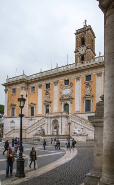 ROME, ITALY - 8 Nisan 2024 Capitoline Hill Meydanı Michelangelo tarafından tasarlandı. Meydan, saat kulesi ve Mark Aurelius 'un bronz heykeli olan neo klasik müzelerle çevrili.