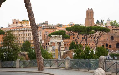 ROME, ITALY - 8 Nisan 2024: Roma 'nın önemli antik hükümet binalarının kalıntılarıyla dolu forumu M.Ö. 7. yüzyılda başladı