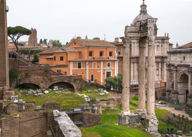 ROME, ITALY - 8 Nisan 2024: Roma 'nın önemli antik hükümet binalarının kalıntılarıyla dolu forumu M.Ö. 7. yüzyılda başladı