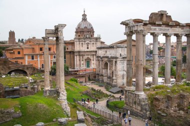 ROME, ITALY - 8 Nisan 2024: Roma 'nın önemli antik hükümet binalarının kalıntılarıyla dolu forumu M.Ö. 7. yüzyılda başladı
