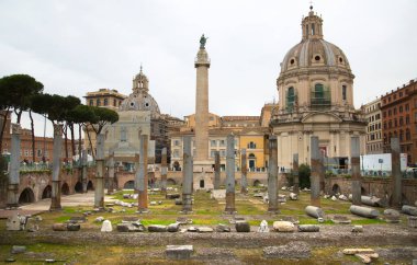 ROME, ITALY - 8 Nisan 2024: İmparator Trajan Forum 106 - MS 112, uzunluğu 300 metre (980 feet) ve genişliği 185 metre (607 feet)