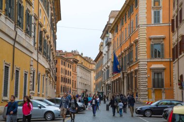 ROME, ITALY - 8 Nisan 2024: Pantheo bölgesinde Roma 'nın merkezinde cadde boyunca yürüyen insanlarla birlikte