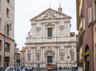 ROME, ITALY - 8 NİSAN 2024: Pantheon bölgesinin ortasındaki Roma sokaklarında insanlar caddede yürüyor