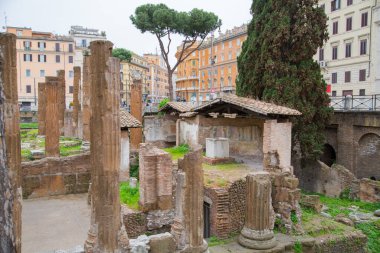 ROME, ITALY - 8 Nisan 2024: Largo di Torre Arjantin Meydanı, dört Cumhuriyetçi Roma tapınağına ve Pompey Tiyatrosu 'nun kalıntılarına ev sahipliği yapar.