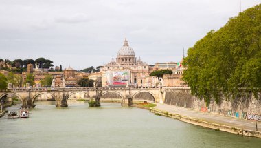 ROME, ITALY - 8 NİSAN 2024 Vatikan Katedrali, St. Peter manzaralı 