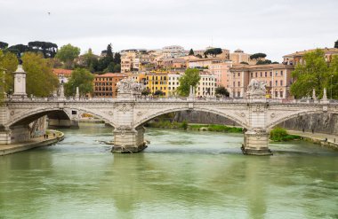 ROME, ITALY - 8 Nisan 2024: Vatikan 'daki Aziz Peter Bazilikası, Tiber Nehri manzarası ve Roma Köprüsü