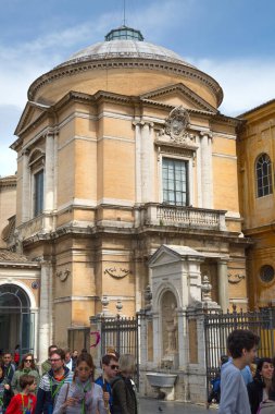 ROME, ITALY - 8 Nisan 2024: Vatikan 'ın iç bahçesi, müze binaları 