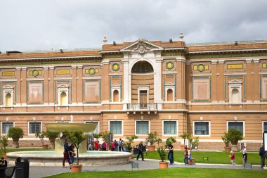 ROME, ITALY - 8 Nisan 2024: Vatikan 'ın iç bahçesi, müze binaları 
