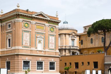 ROME, ITALY - 8 Nisan 2024: Vatikan 'ın iç bahçesi, müze binaları 