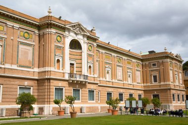 ROME, ITALY - 8 Nisan 2024: Vatikan 'ın iç bahçesi, müze binaları 