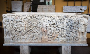 ROME, ITALY - 8 Nisan 2024: Vatikan 'daki Vatikan Müzelerinin İçi, turistler galeride yürüyor 