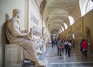 ROME, ITALY - 8 Nisan 2024: Vatikan 'daki Vatikan Müzelerinin İçi, turistler galeride yürüyor 