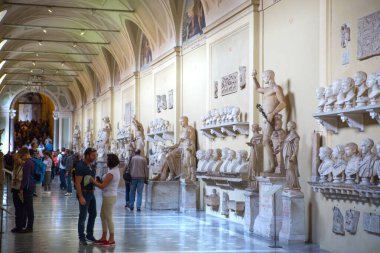 ROME, ITALY - 8 Nisan 2024: Vatikan 'daki Vatikan Müzelerinin İçi, turistler galeride yürüyor 