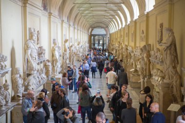 ROME, ITALY - 8 Nisan 2024: Vatikan 'daki Vatikan Müzelerinin İçi, turistler galeride yürüyor 