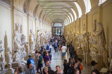ROME, ITALY - 8 Nisan 2024: Vatikan 'daki Vatikan Müzelerinin İçi, turistler galeride yürüyor 