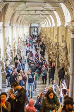 ROME, ITALY - 8 Nisan 2024: Vatikan 'daki Vatikan Müzelerinin İçi, turistler galeride yürüyor 