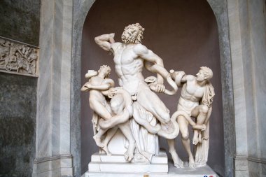 ROME, ITALY - 8 Nisan 2024: Vatikan 'daki Vatikan Müzelerinin İçi, turistler galeride yürüyor 