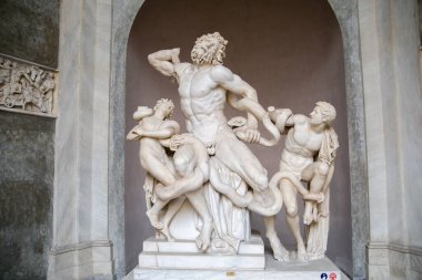 ROME, ITALY - 8 Nisan 2024: Vatikan 'daki Vatikan Müzelerinin İçi, turistler galeride yürüyor 