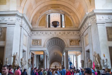 ROME, ITALY - 8 Nisan 2024: Vatikan 'daki Vatikan Müzelerinin İçi, turistler galeride yürüyor 