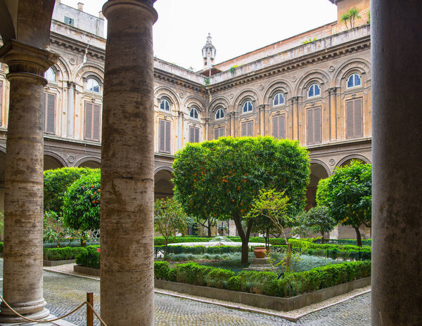 РИМ, Италия - 8 апреля 2024 года: Капитолийские музеи, интерьеры и художественная коллекция 