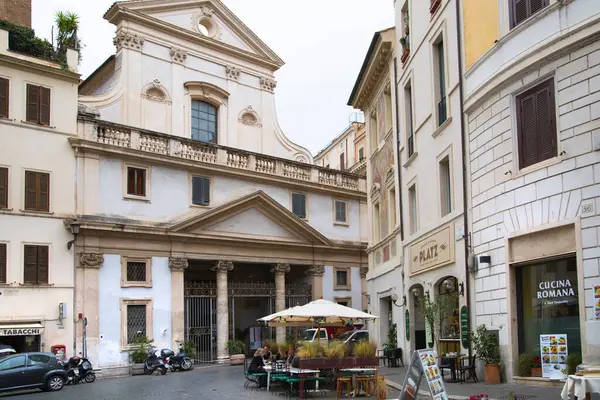 ROME, ITALY - 8 Nisan 2024: Pantheo bölgesinde Roma 'nın merkezinde cadde boyunca yürüyen insanlarla birlikte