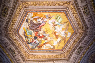 ROME, ITALY - 8 Nisan 2024: Vatikan 'daki Vatikan Müzelerinin İçi, turistler galeride yürüyor 