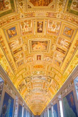 ROME, ITALY - 8 Nisan 2024: Vatikan 'daki Vatikan Müzelerinin İçi, turistler galeride yürüyor 