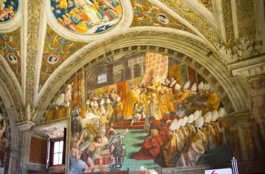 ROME, ITALY - 8 Nisan 2024: Vatikan 'daki Vatikan Müzelerinin İçi, turistler galeride yürüyor 