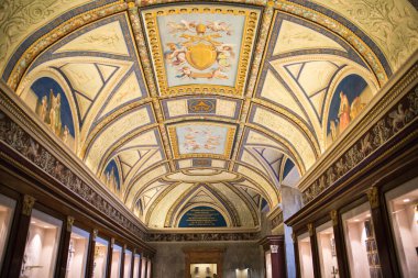 ROME, ITALY - 8 Nisan 2024: Vatikan 'daki Vatikan Müzelerinin İçi, turistler galeride yürüyor 