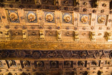 ROME, ITALY - 8 Nisan 2024: Vatikan 'daki Vatikan Müzelerinin İçi, turistler galeride yürüyor 